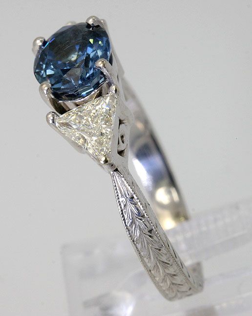 LOVELY 2.25CT SAPPHIRE & TRILLION DIAMOND DETAILED 14K WHITE GOLD RING 