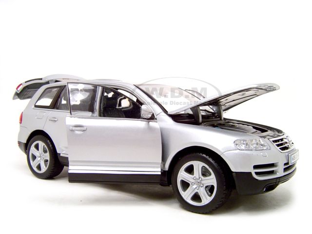 VOLKSWAGEN TOUAREG VW SILVER 118 SCALE DIECAST MODEL  