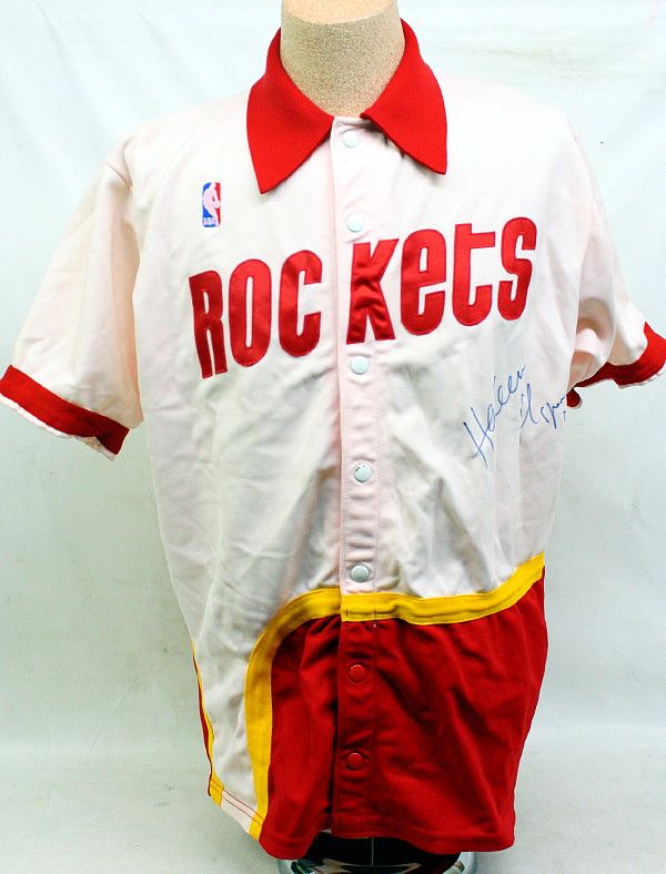   OLAJUWON SIGNED AUTOGRAPHED ROCKETS WARM UP JERSEY PSA/DNA  