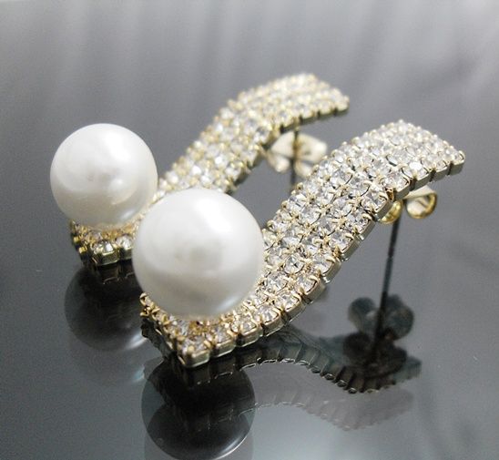 Creamy Pearl sittin on Wavy Square Crystal Earring