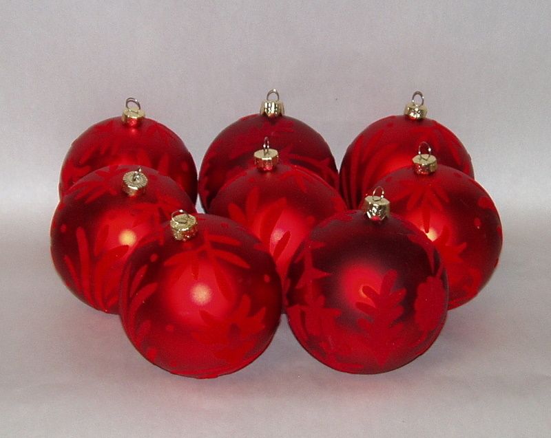   SHATTER PROOF 4 RED XMAS TREE ORNAMENT BALLS w FELT DESIGNS  